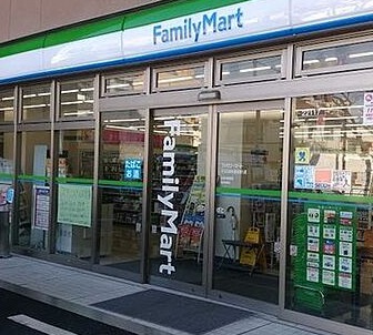 コンビニ　ファミリーマート牛田関屋駅前店（コンビニ）まで450m