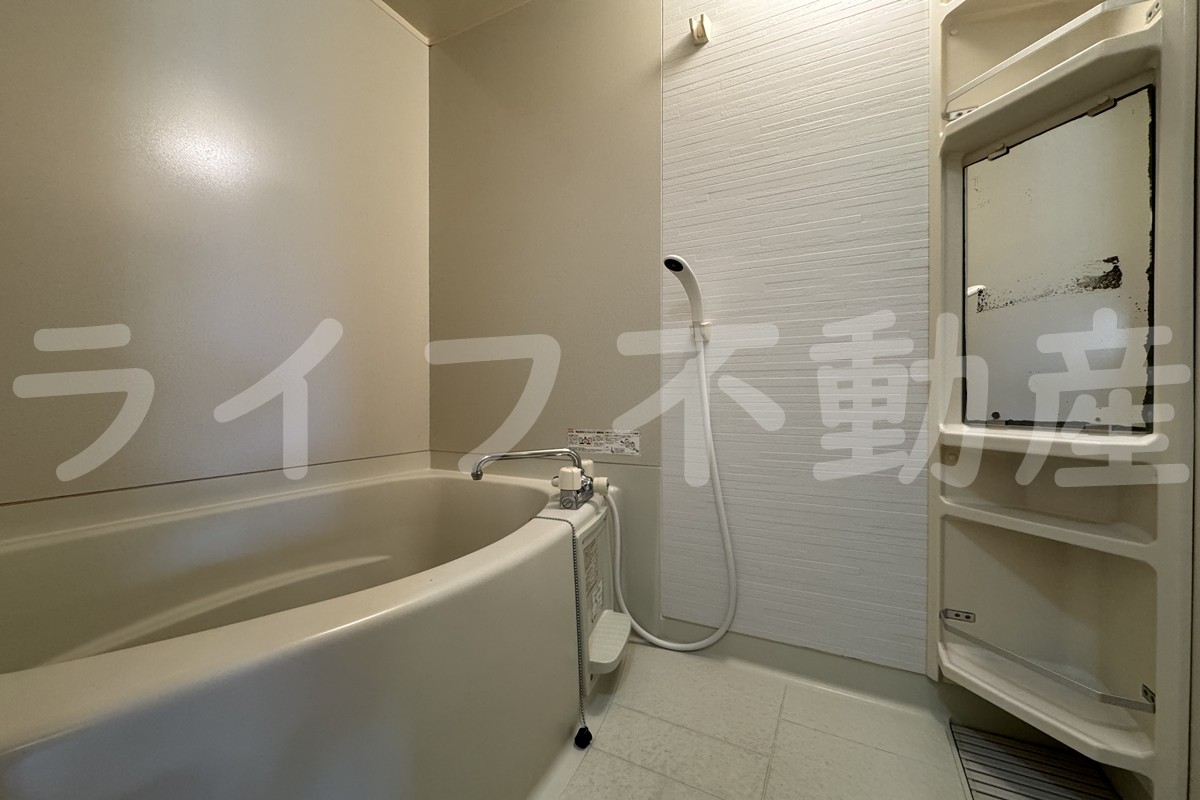 バス・シャワールーム　コンパクトで使いやすいお風呂です