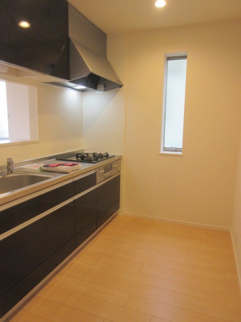 キッチン　窓もある対面式の3口ガスコンロシステムキッチン