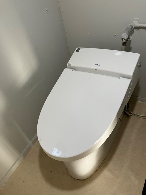 トイレ　落ち着いた色調のトイレです