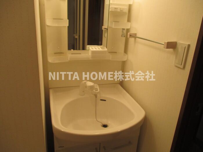 洗面設備　シャワー付きの洗面台朝の準備も楽々です★