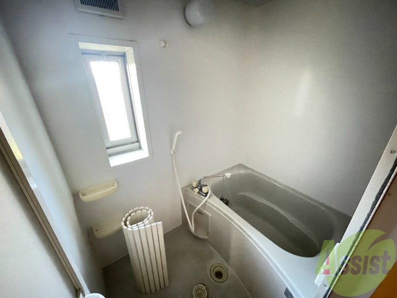 バス・シャワールーム　浴室はゆったりと浸かれるサイズ感になっています。