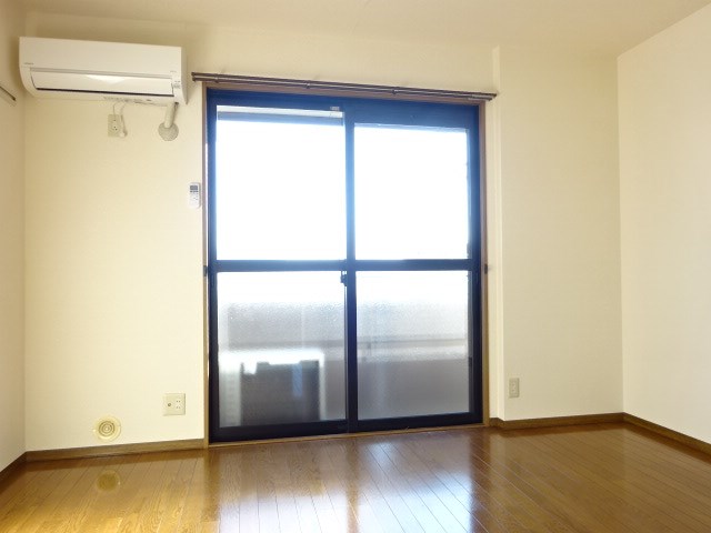 居室・リビング　※別部屋参考写真です。