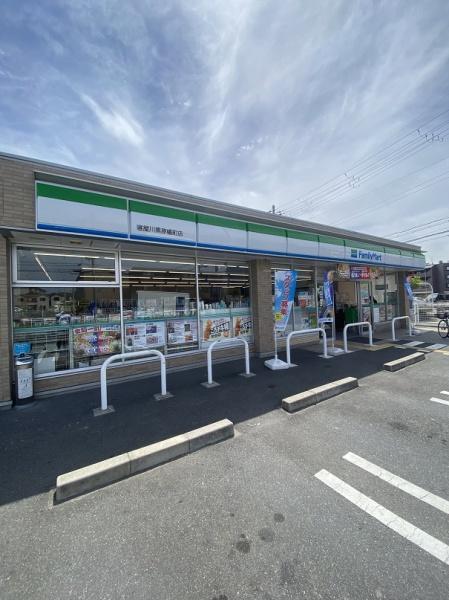 コンビニ　ファミリーマート寝屋川黒原橘町店（コンビニ）まで510m