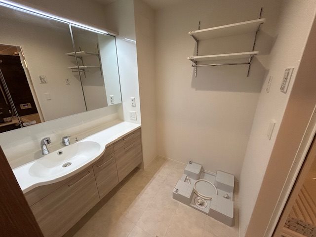 洗面設備　※同間取り写真。室内カラーが階数により違います。