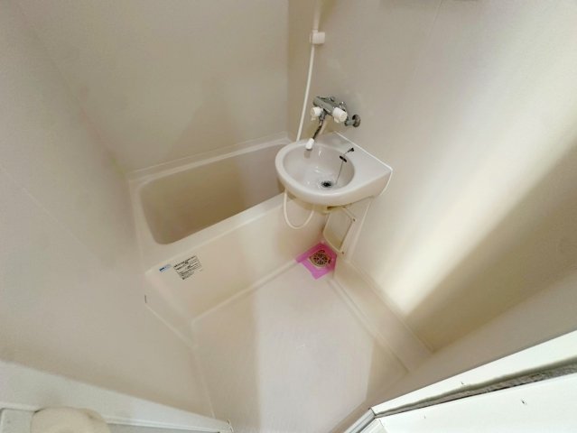 バス・シャワールーム　バスルームはトイレと別々で、広々としていますよ。
