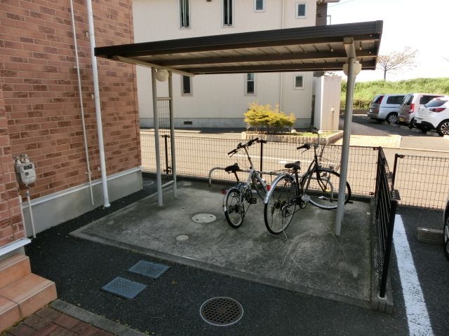 その他共有部分　屋根付きの駐輪場です