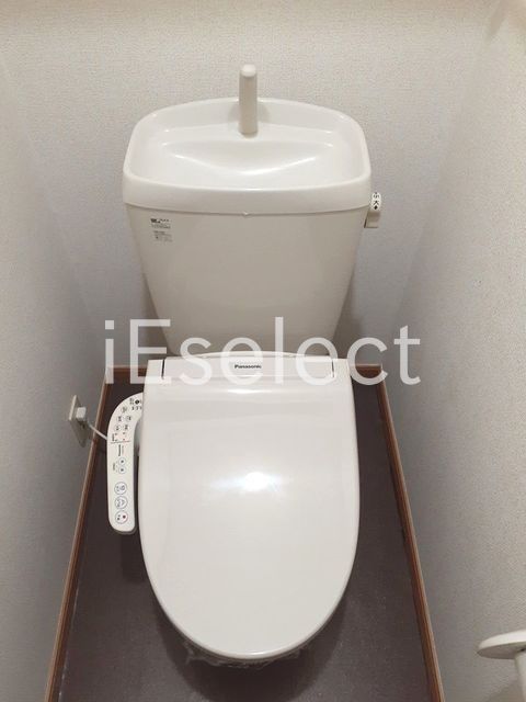 トイレ　温水洗浄便座付きのトイレです