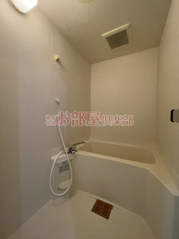 バス・シャワールーム　コンパクトで使いやすいお風呂です