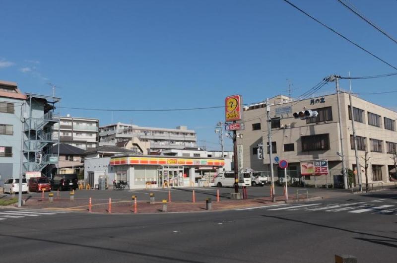 コンビニ　デイリーヤマザキ 足立谷在家月の友店（コンビニ）まで30m