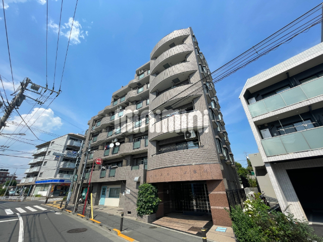 建物外観　コンビニ隣りで便利　バス通りを通って帰宅できます