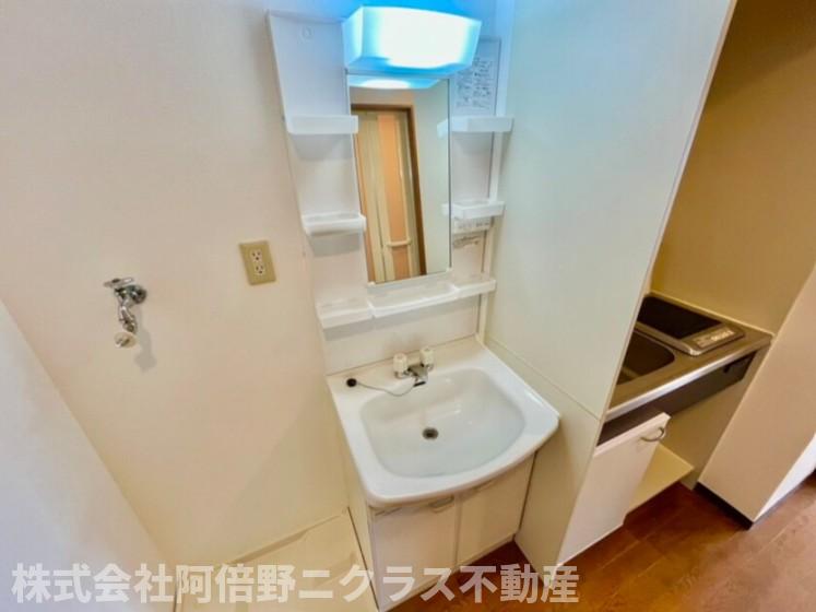 洗面設備　内装は別部屋の参考写真です。
