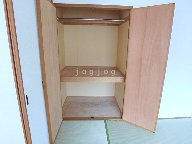 収納　収納にはポールも付いてます☆