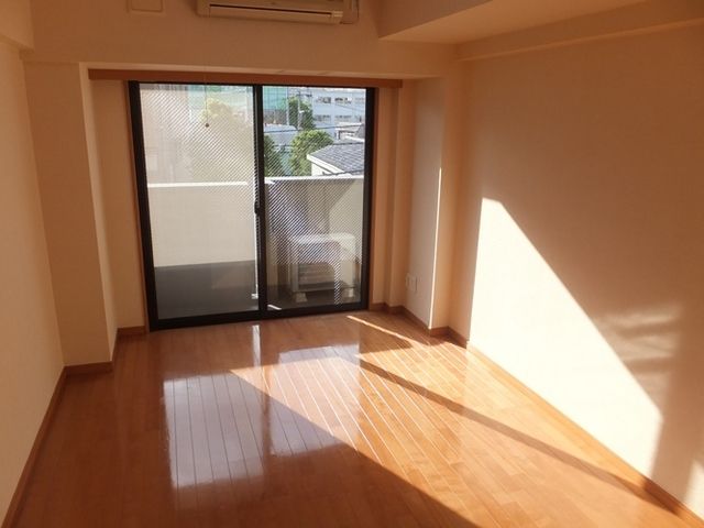 居室・リビング　角部屋２面採光のお部屋です