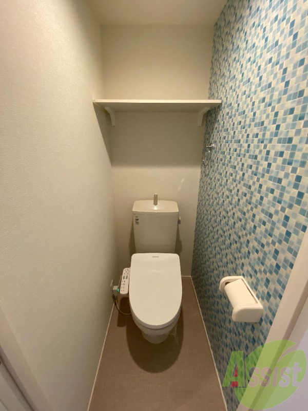 トイレ　トイレは温水洗浄便座付きで上部には収納スペースも！