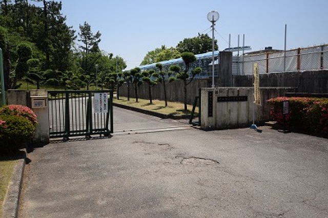 中学校　吹田市立竹見台中学校（中学校）まで967m