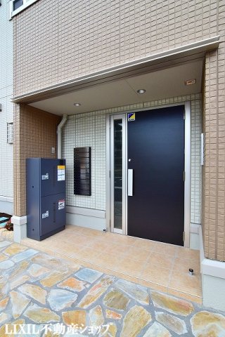 エントランス　オートロック機能付のエントランスです。宅配ボックス付です。
