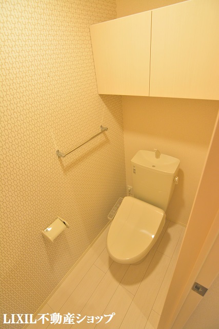 トイレ　上部に収納のある温水洗浄暖房便座のトイレです。