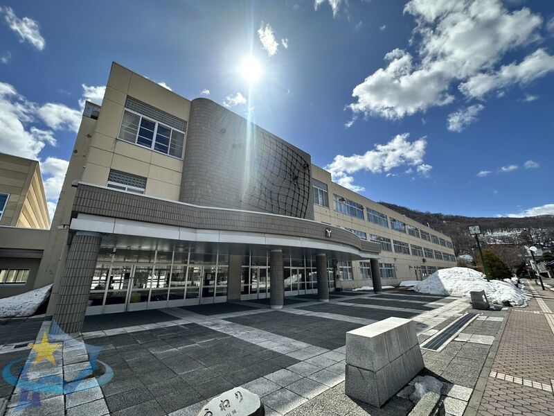 中学校　札幌市立山鼻中学校（中学校）まで292m