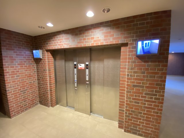 ロビー　エレベーター2基あります