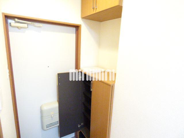 玄関　たっぷり収納できる下駄箱付きです