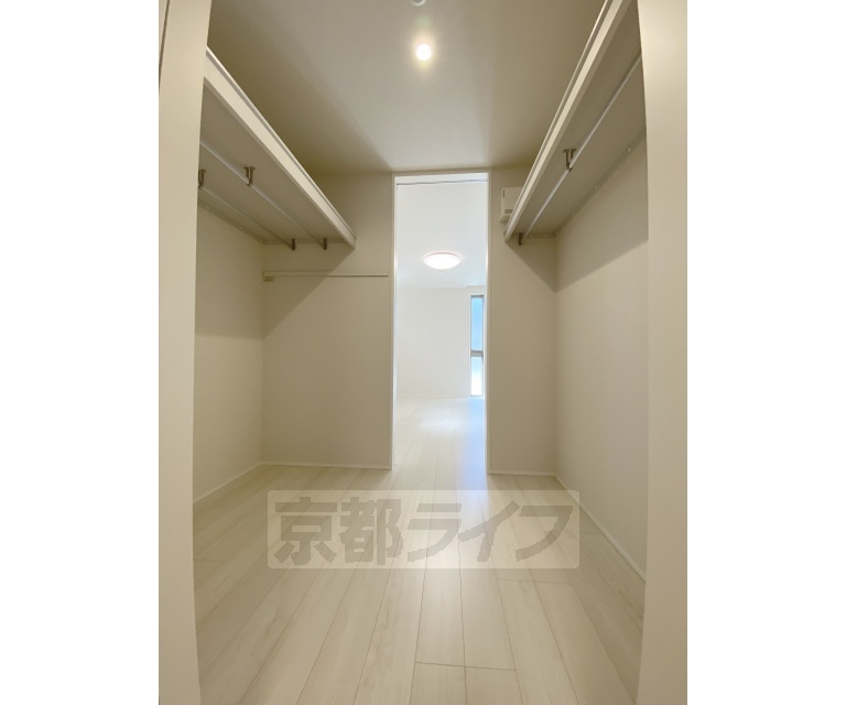 収納　ウォークスルータイプで洋室どちらからも使用可能なウォー...