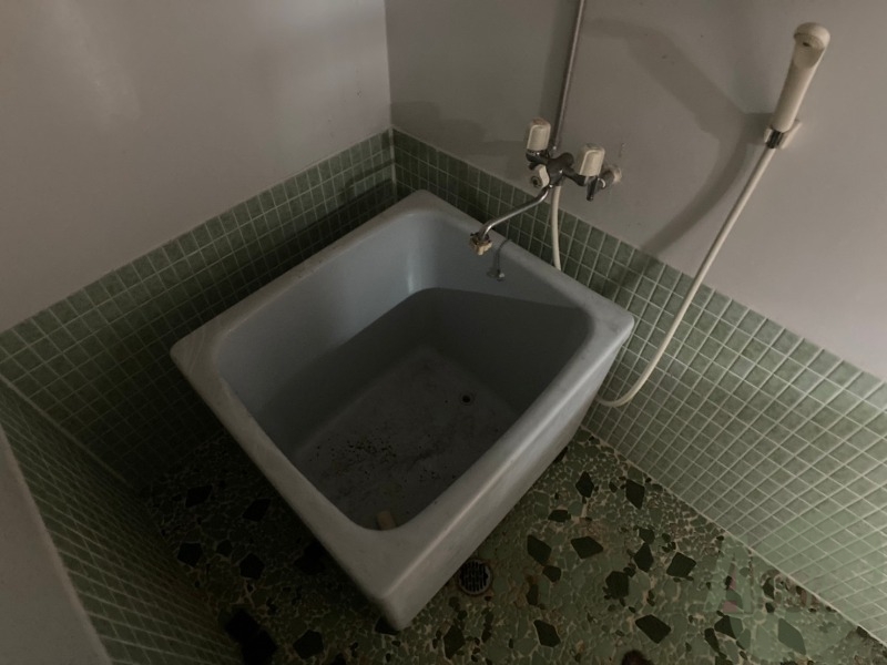 バス・シャワールーム　お風呂です。少し狭いですがシャワーするには十分ですね。