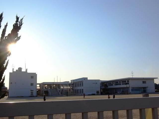 【羽島市江吉良町のマンションの小学校】