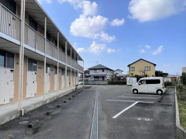 【松山市東野のアパートの駐車場】