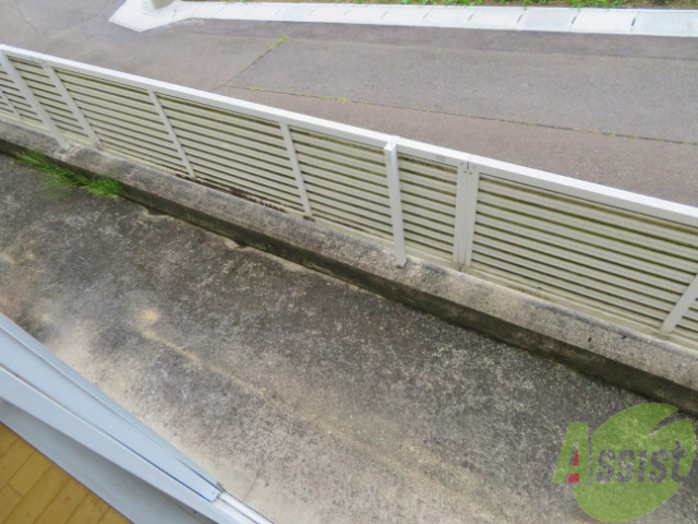 バルコニー　１階なのでそのまま外になります。物干し竿あります。