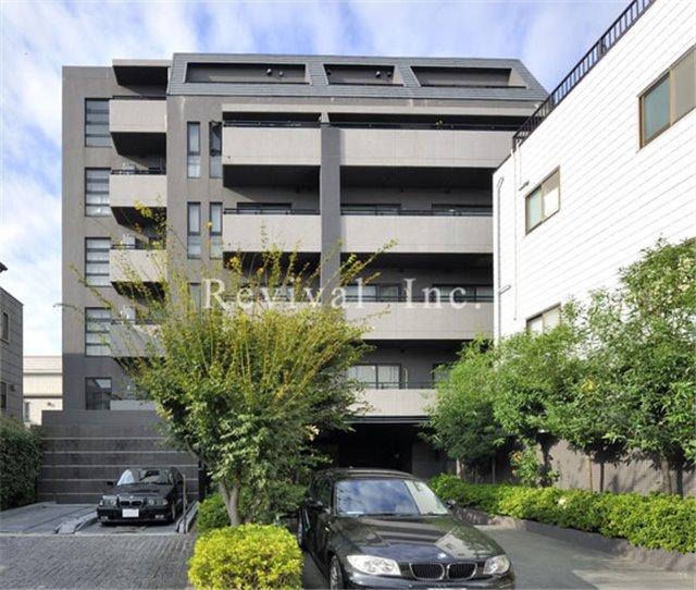 建物外観　築年数を感じさせない重厚感ある外観です