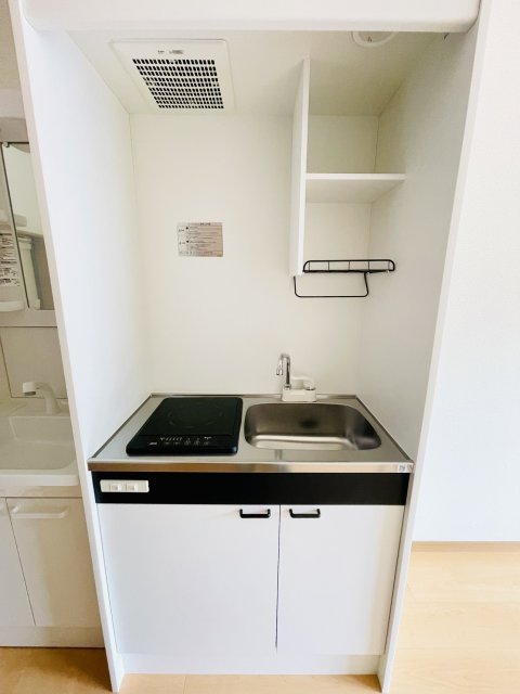 キッチン　同物件別号室の写真です。