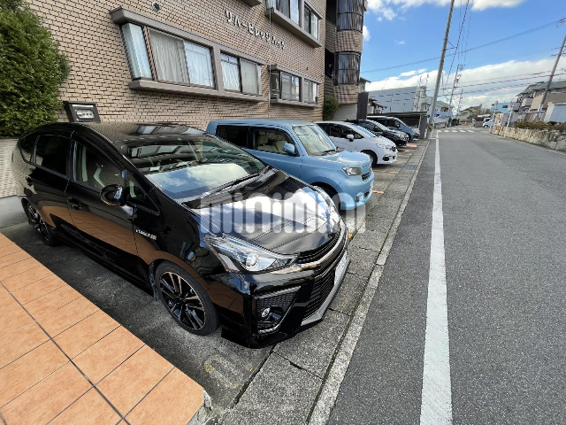 【リバービレッジハイツの駐車場】