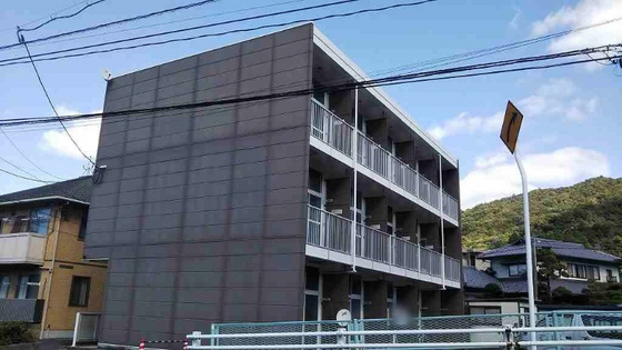 広島市東区戸坂大上のアパートの建物外観