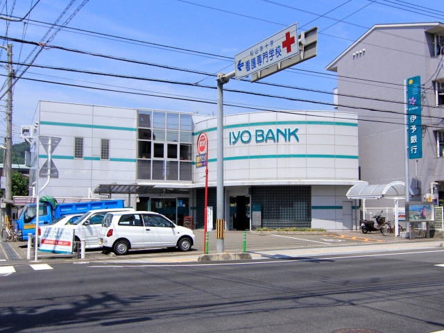 【松山市木屋町のマンションの銀行】