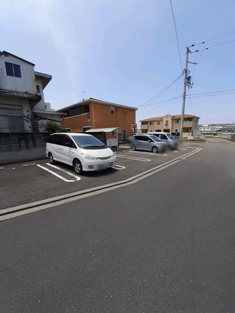 【四国中央市妻鳥町のアパートの駐車場】