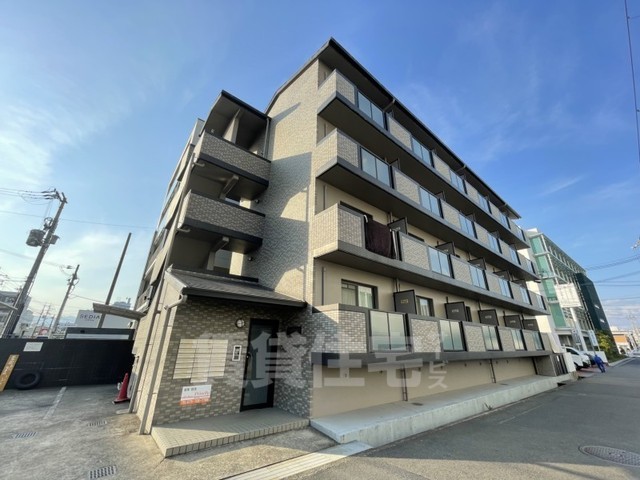 京都市南区上鳥羽南塔ノ本町のマンションの建物外観