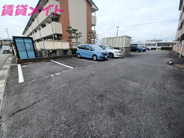 【四日市市楠町南五味塚のマンションの駐車場】