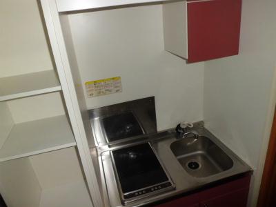 キッチン　掃除のしやすいフラットな電気コンロ付ミニキッチン。