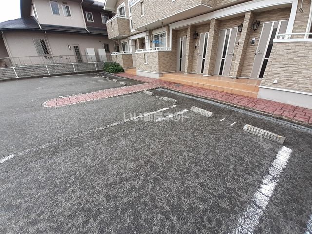 【姫路市香寺町溝口のアパートの駐車場】