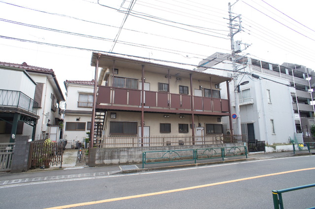 狛江市東和泉のアパートの建物外観