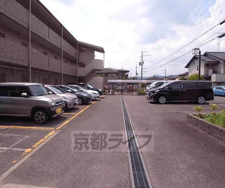 【京都市左京区岩倉北桑原町のマンションの駐車場】