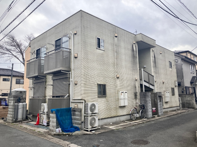 草加市八幡町のアパートの建物外観