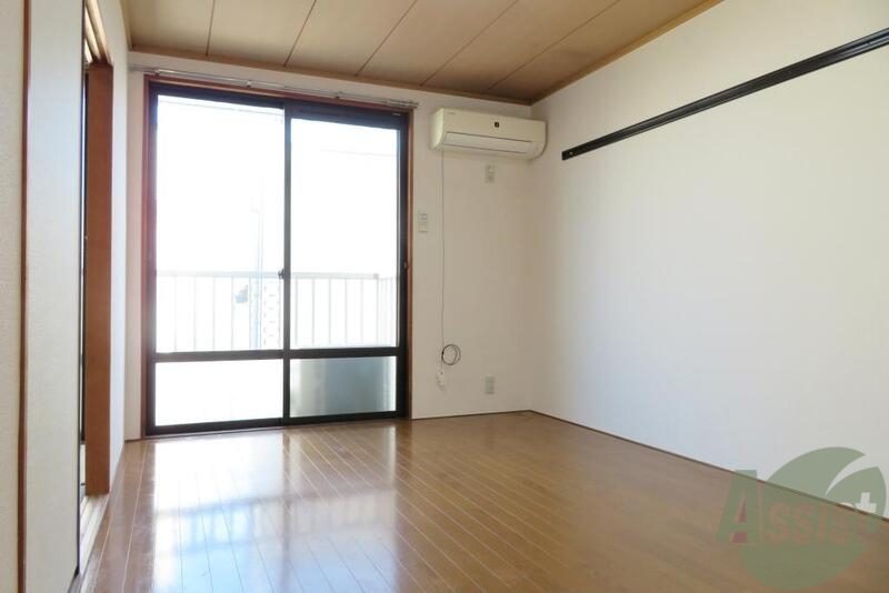 居室・リビング　南東向き、陽当りはなかなかの６帖の洋室です