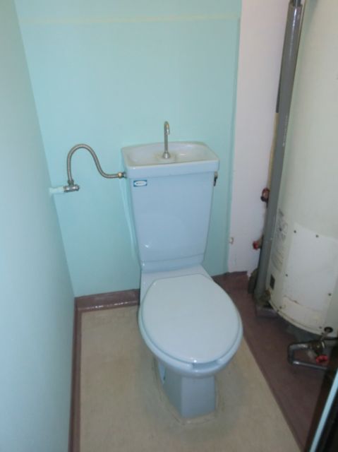 トイレ　広めのトイレです。くつろげますね。