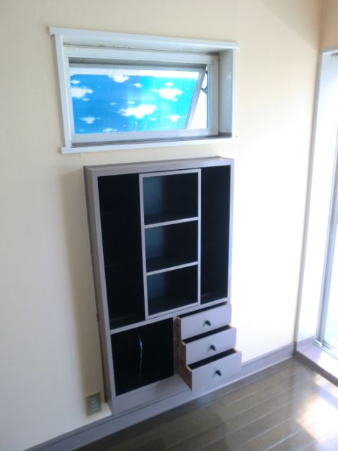 収納　本棚付いてます。小物を入れる収納もあります。