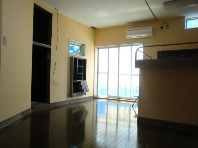 その他設備　キレイなフローリングに仕上げています。エアコンも付いて快適