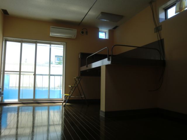 居室・リビング　広々ワンルームです。フローリングなので使い勝手良好。