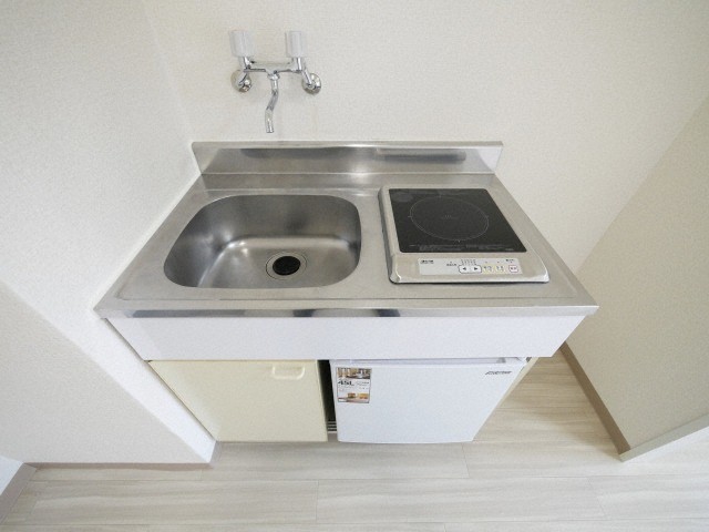 キッチン　イメージとして同建物の他号室を表示しています（間取り図が正）