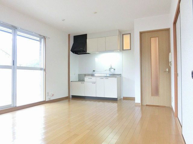 居室・リビング　キッチンは壁付けタイプで有効に広さを使えます。